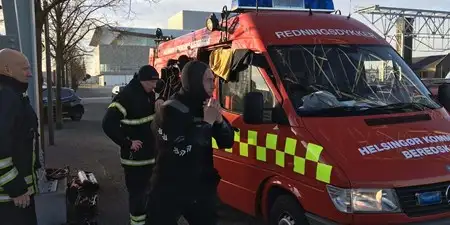 Dykkere ved rød Beredskabsbil
